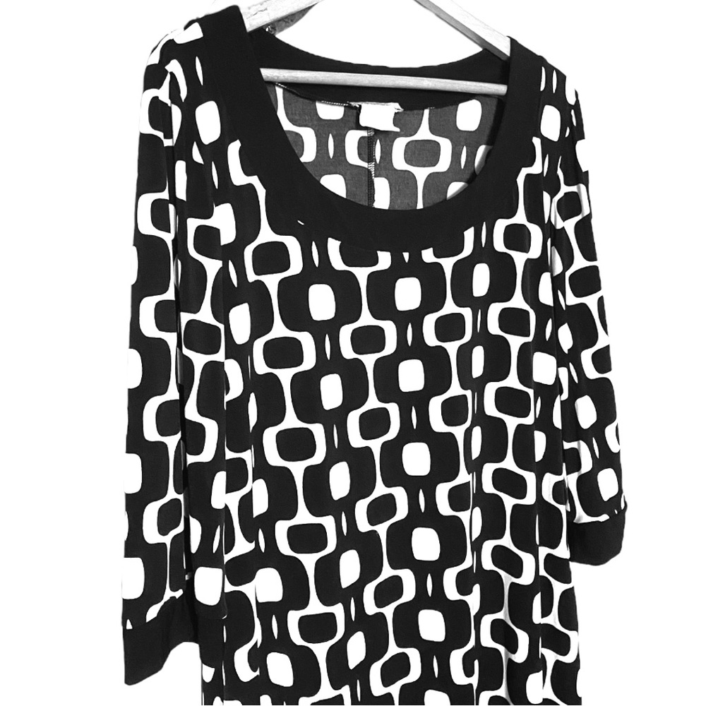 Geometric  Stretchy Black and white dress. Tag worn but I believe it’s a medium.